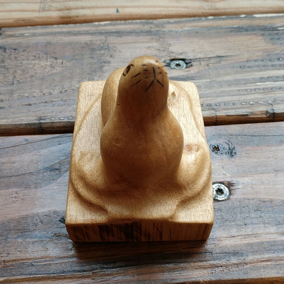 Myrtlewood seal figurine - Picture 3 of 11